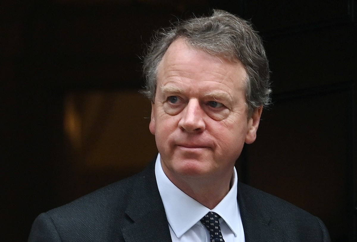 epa10266888 British Secretary of State for Scotland Alister Jack departs after a cabinet meeting at 10 Downing street in London, Britain, 26 October 2022. British Prime Minister Rishi Sunak held his f ...