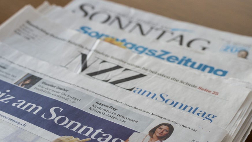 Die Sonntagzeitung verschiedener Konzerne, Schweiz am Sonntag, NZZ am Sonntag, Sonntagszeitung und Zentralschweiz am Sonntag liegen auf einem Tisch, aufgenommen am Dienstag, 12. April 2016 in Zuerich. ...