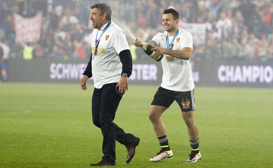 Der Basler Renato Steffen, rechts, duscht den Basler Trainer Urs Fischer, links, nach dem letzten Fussball Meisterschaftsspiel der Saison, im Stadion St. Jakob-Park in Basel, am Mittwoch, 25. Mai 2016 ...