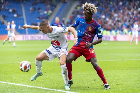 Luzerns Nikola Cumic links, im Kampf um den Ball gegen Basels Andy Pelmard, rechts, im Fussball Meisterschaftsspiel der Super League zwischen dem FC Basel 1893 und dem FC Luzern im Stadion St. Jakob-P ...