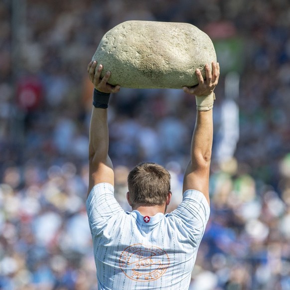 Ein Steinstoesser stoesst den Unspunnenstein im Final des Steinstossen beim Eidgenoessischen Schwing- und Aelplerfest (ESAF) in Zug, am Sonntag, 25. August 2019. (KEYSTONE/Urs Flueeler)