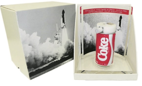 1985: Überall wird Coca-Cola getrunken. Sogar im Weltall. Am 6. August geniesst der Astronaut Anthony England das Erfrischungsgetränk aus einer speziellen Dose in der Schwerelosigkeit.