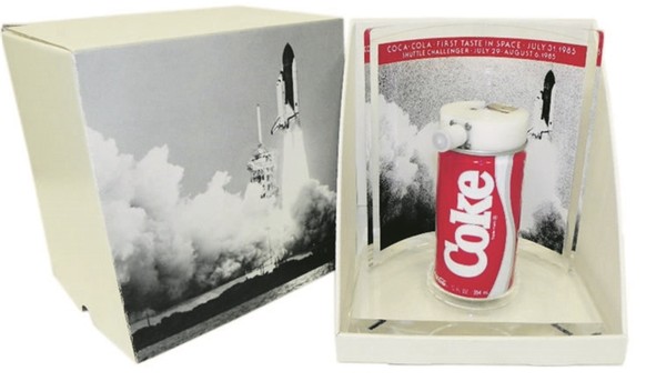 1985: Coca-Cola est bu partout. Dans le monde entier. Le 6 août l'astronaute Anthony England savoure la boisson rafraichissante d'une canette spéciale en apesanteur.