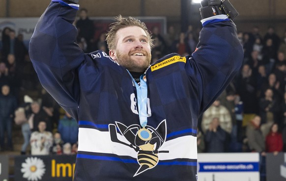 Le gardien Viktor Oestlund (HCC) celebre avec la coupe apres, lors de la finale de National Cup Men 2024/2025 de hockey sur glace entre le HC La Chaux-de-Fonds, HCC, et le GCK Lions, ce dimanche, 2 fe ...