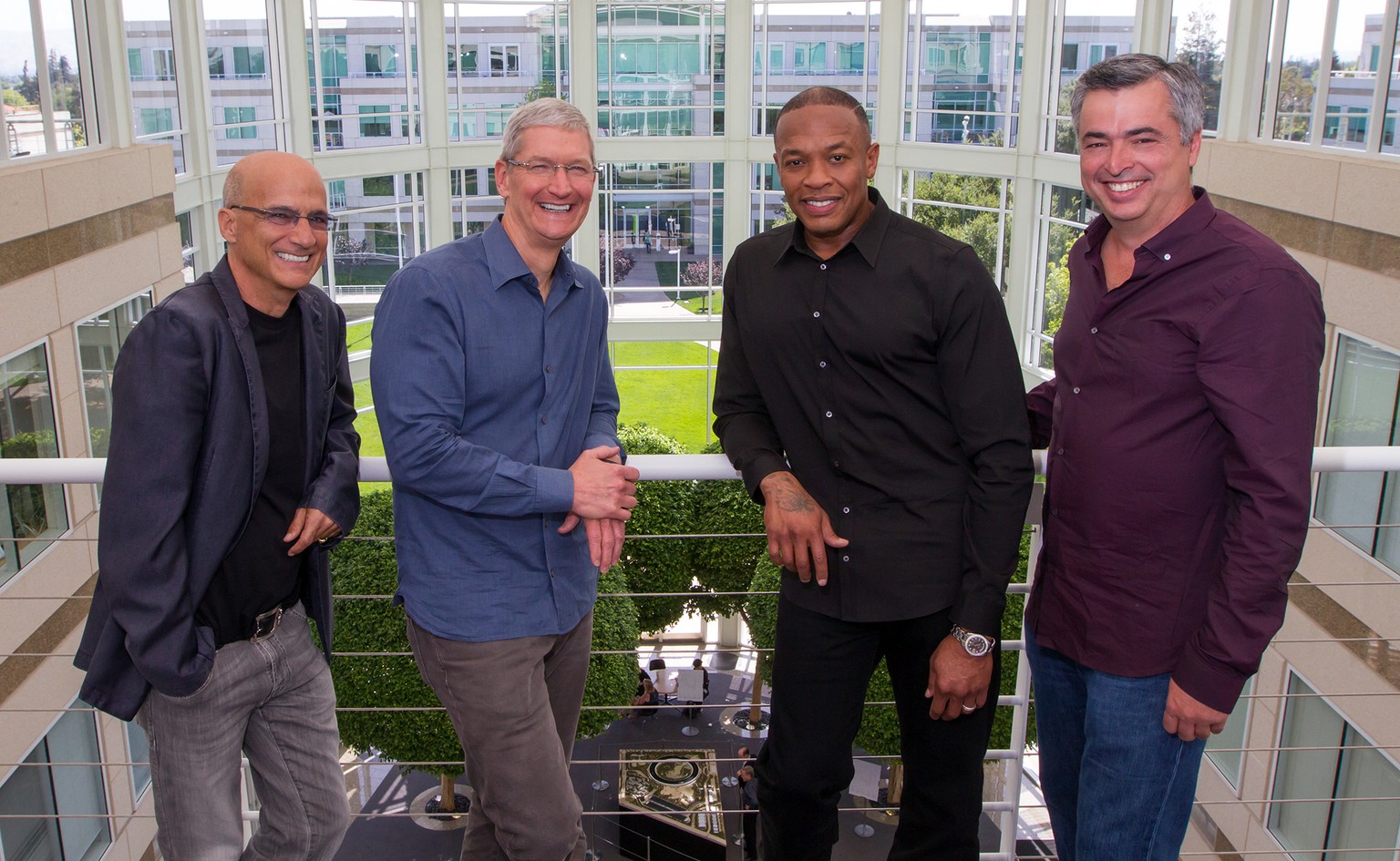 Die Herren wissen, wie man möglichst viel Geld aus einem Produkt herauspresst: Tim Cook und Dr. Dre (Bildmitte) posieren im Apple-Hauptquartier in Kalifornien.&nbsp;