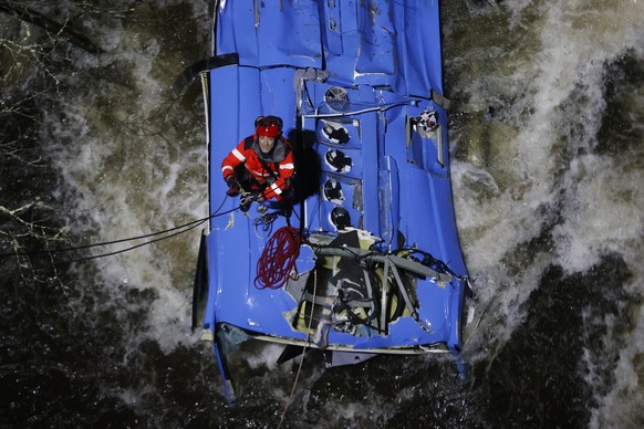 epaselect epa10377922 A fireman works to rescue victims of a bus that fell into Lerez river in Cerdedo-Cotobade, Pontevedra, in the province of Galicia, Spain 25 December 2022. The bus, coming from th ...