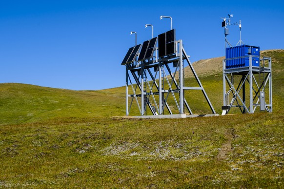 Une vue de l&#039;installation test des panneaux solaires pour le projet Grengiols Solar a une altitude de 2&#039;500 metres le jeudi 20 juillet 2023 a Furggerschaeller dans le Saflischtal au-dessus d ...