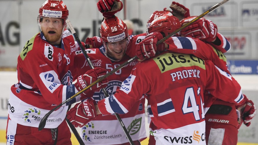 Die Rapperswiler um Torschuetze Martin Ness bejubeln sein 3-2, im fuenften Playoff-Halbfinalspiel der Eishockey Swiss League zwischen den SC Rapperswil-Jona Lakers und dem HC Ajoie, am Freitag, 23. Ma ...