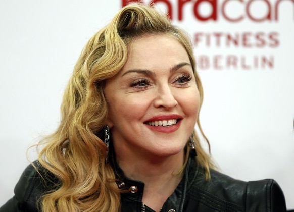 Madonna strahlt hinsichtlich des humanitären Engagements&nbsp;<a href="http://en.wikipedia.org/wiki/J/P_Haitian_Relief_Organization" target="_blank">«J/P Haitian Relief Organization»</a>&nbsp;ihres Exmannes Sean Penn in Haiti.