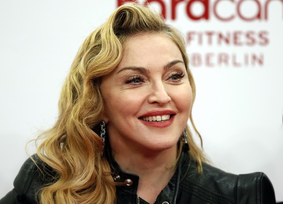 Madonna strahlt hinsichtlich des humanitären Engagements&nbsp;«J/P Haitian Relief Organization»&nbsp;ihres Exmannes Sean Penn in Haiti.