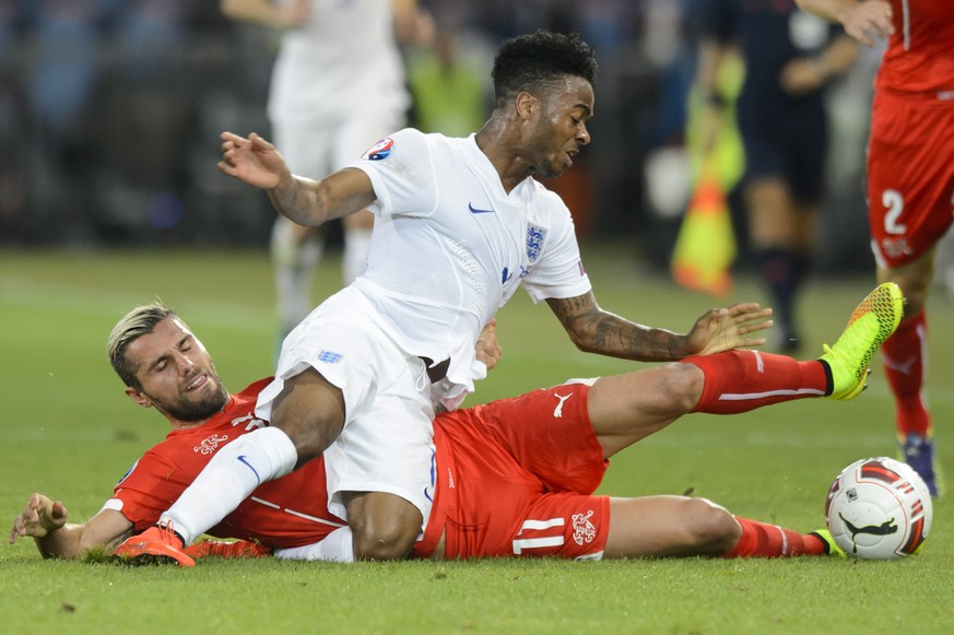 Valon Behrami macht Raheem Sterling das Leben schwer.