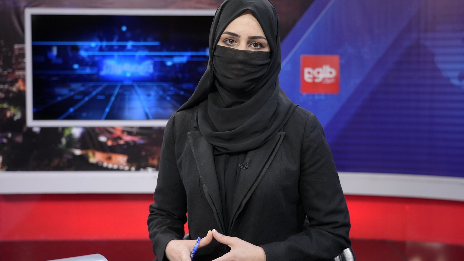 Die Moderatorin Khatereh Ahmadi präsentiert die Nachrichten auf ToloNews mit Gesichtsschleier, 22. Mai 2022.