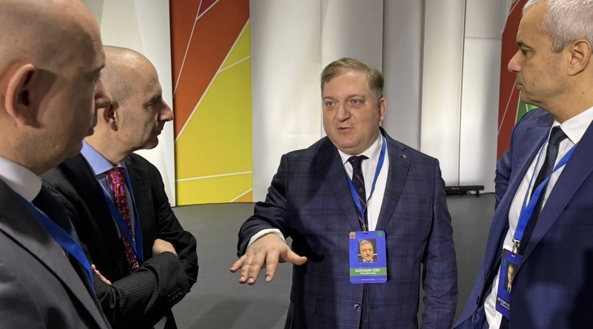 Oleg Voloshin (2.v.r.) bei der Konferenz in Sotschi: Für Medwedtschuk organisiert er seit vielen Jahren die Lobbyarbeit in Europa – mutmasslich auch mit Schmiergeldern.