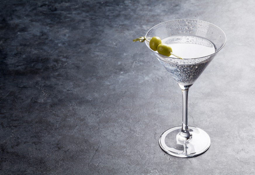 vodka martini gin wermut vermouth dry martini cocktail trinken drinks alkohol apero oliven