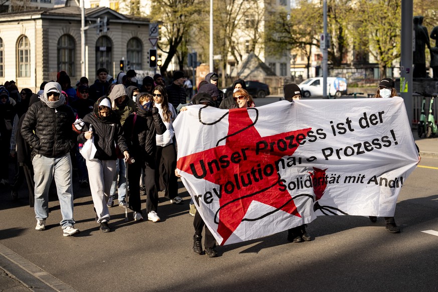 Mitglieder der Antifa und linken Gruppierungen ziehen vom Bezirksgericht Zuerich Richtung Helvetiaplatz nach dem Prozess wegen Landfriedensbruch der linksextremen Aktivistin Andrea Stauffacher am Mitt ...