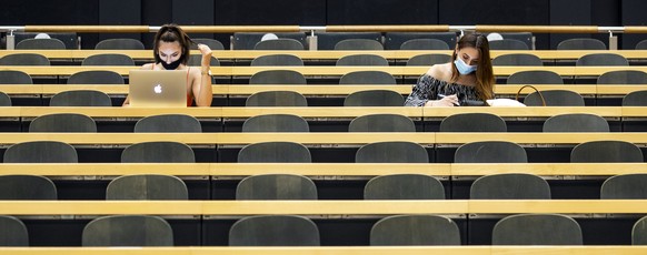 Studentinnen und Studenten mit Masken an der Universitaet Zuerich am Montag, 14. September 2020, in Zuerich. An der UZH gilt eine Maskentragepflicht in oeffentlich zugaenglichen Innenraeumen, wie Korr ...