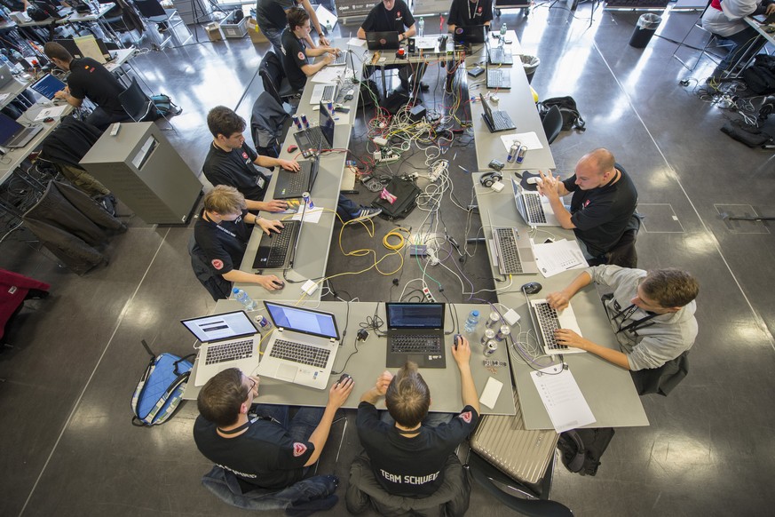 Das Team aus der Schweiz waehrend dem ganztaegigen Teamwettkampf der European Cyber Security Challenge anlaesslich der Konferenz Swiss Cyber Storm 2015 im KKL in Luzern. Die European Cyber Security Ch ...