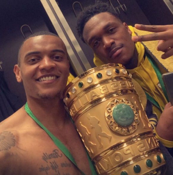 Akanji und Zagadou mit dem Pokal.