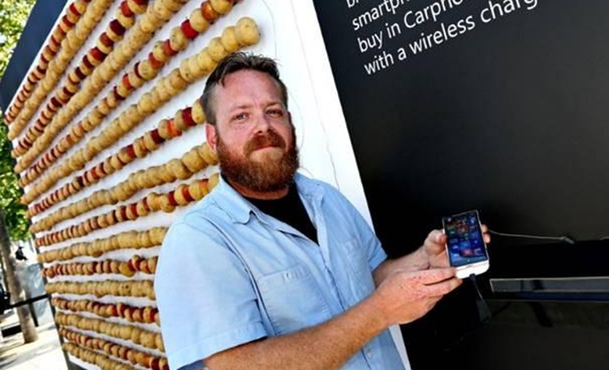 Diese Mega-Batterie besteht aus 800 verdrahteten Äpfeln und Kartoffeln. Sie soll ein Nokia Lumia 930 aufladen. Kann das funktionieren?&nbsp;