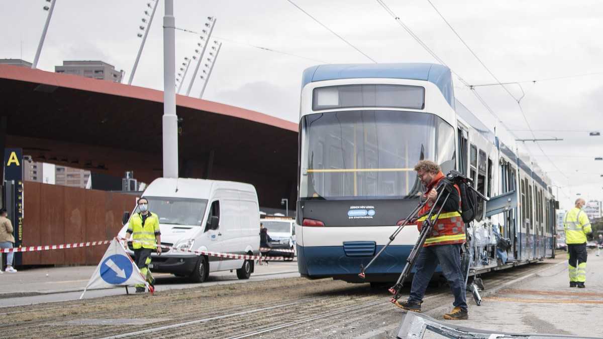 Bei einer Kollision zwischen einem Tram und einem Lastwage am Montag, 12. Oktober 2020 in der Badenerstrasse in Zuerich wurden mehrere Personen verletzt. Im Einsatz stehen aktuell die Stadtpolizei Z