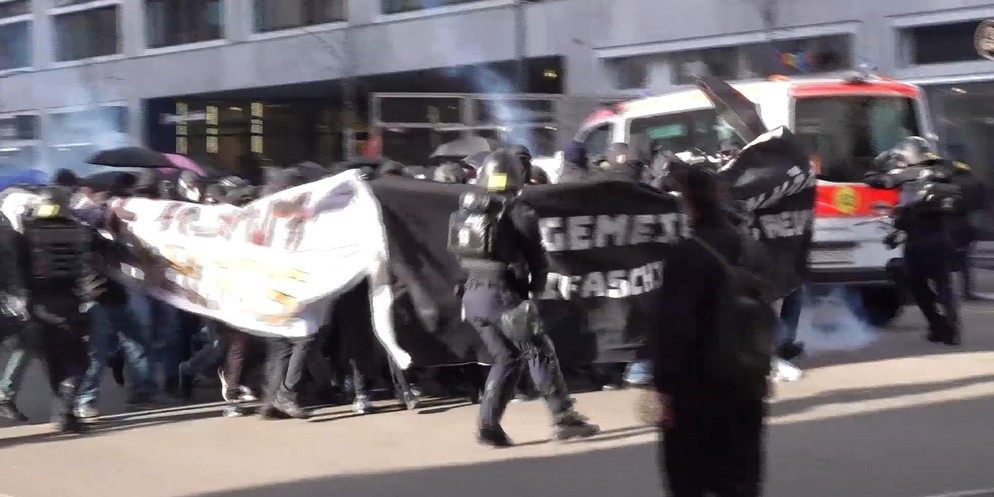 Am Samstag demolierten vermummte Demonstranten am Limmatquai in Zürich das Aussenmobiliar des Zunfthauses zur Zimmerleuten. Mehrere Gäste ergriffen die Flucht. Der Geschäftsführer des Lokals kann kaum ...