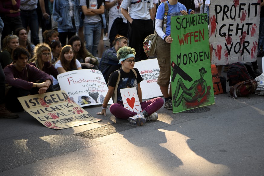 Demonstranten protestieren waehrend einer bewilligten Spontankundgebung gegen Waffenexporte, am Dienstag, 4. September 2018 in Bern. Die Teilnehmer der Kundgebung fordern den Bundesrat, Staenderat und ...