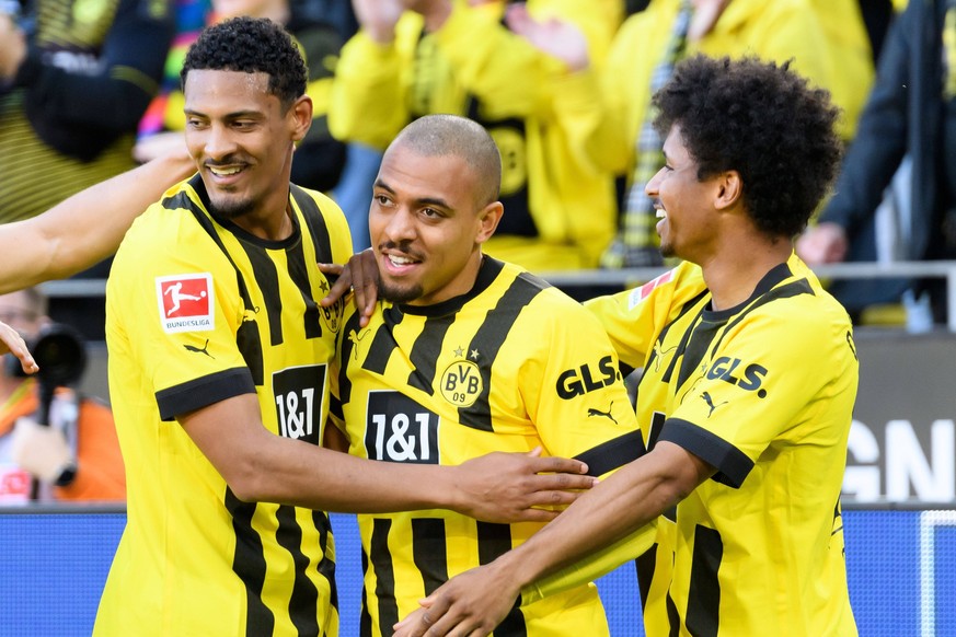 Sebastien HALLER DO, Donyell MALEN mi., DO und Karim ADEYEMI DO juebeln ueber sein Tor zum 1:0 fuer Borussia Dortmund, Jubel, jubelt, jubelnd, Freude, cheers, celebrate, Torjubel, Fussball 1. Bundesli ...