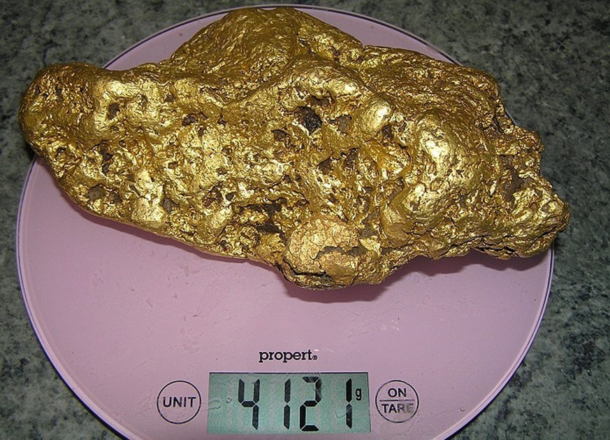 epa05509432 An undated handout picture made available by metal detecting manufacturer Minelab on 25 August 2016 shows a 145-ounce (4.1 kg) gold nugget reportedly found in August 2016 in Central Victor ...