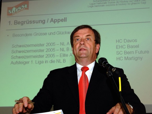 Franz A. Zoelch, NL Praesident der Geschaeftsfuehrung des Schweizerischen Eishockeyverbandes, eroeffnet am Freitag, 17. Juni 2005, in Giubiasco (TI) die 6. ordentliche Gesellschafter Versammlung. (KEY ...