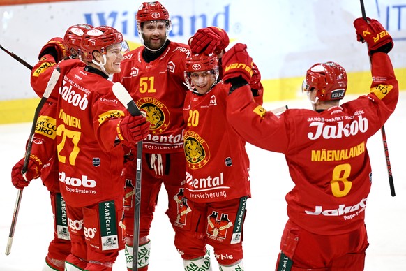 Tigers Hannes Bjoerninen, Santtu Kinnunen, Claude Paschoud, Andre Petersson, Saku Maeenalanen, von links, jubeln beim Eishockey-Qualifikationsspiel der National League, zwischen den SCL Tigers und dem ...