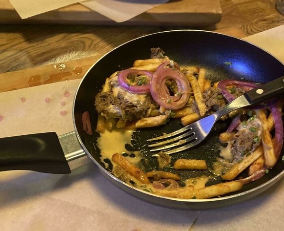 WE WANT PLATES
https://www.reddit.com/r/WeWantPlates/comments/196oltc/i_love_scraping_the_nonstick_coating/