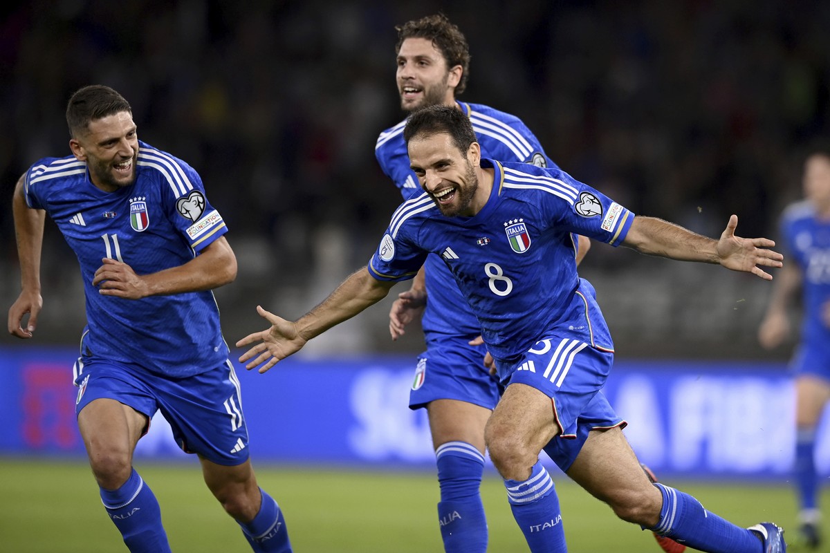 Italy's Giacomo Bonaventura, front, celebrates after scoring the opening goal during the Euro 2024 group C qualifying soccer match between Italy and Malta in Bari, Italy, Saturday, Oct. 14, 2023. ...