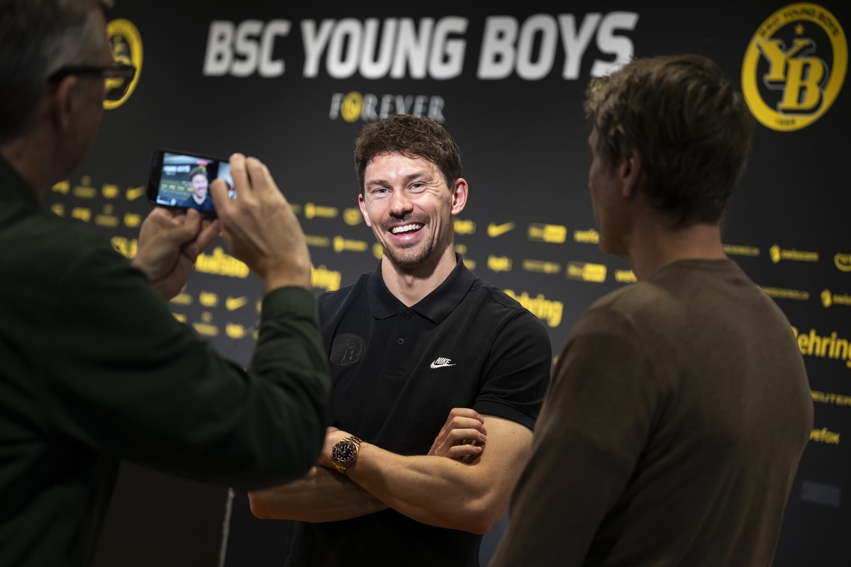 Christian Fassnacht (YB), spricht mit Journalisten an einer Medienkonferenz zur zweiten Saisonhaelfte der Fussballmeisterschaft, am Donnerstag, 16. Januar 2025 in Bern. (KEYSTONE/Anthony Anex)