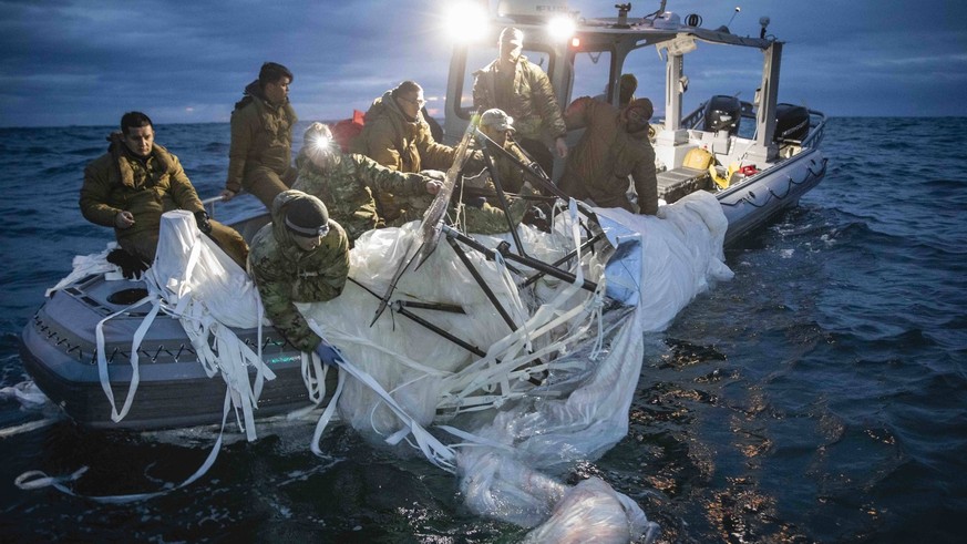 February 7, 2023, Atlantic Ocean, USA: FILE: Sailors assigned to Explosive Ordnance Disposal Group 2 recover a high-altitude surveillance balloon off the coast of Myrtle Beach, South Carolina, Feb. 5, ...