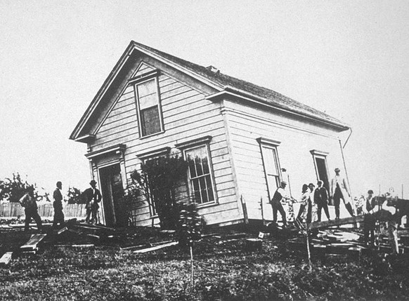 Fotografie nach dem Beben von 1868.
https://commons.wikimedia.org/wiki/File:Hayward_earthquake_1868_damaged_building_2.jpg
