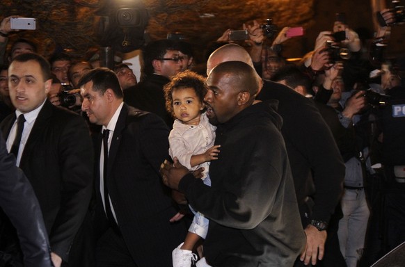 Töchterchen North und Kanye West begleiten Kim.