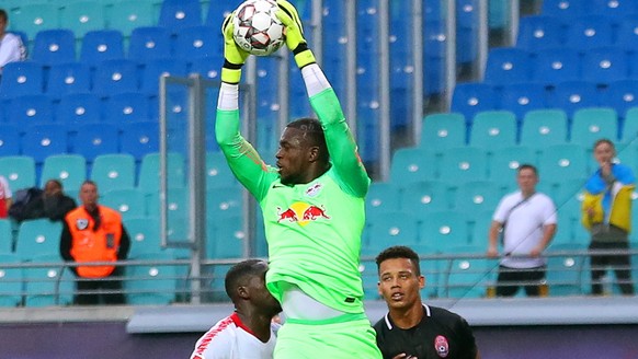epa06984696 Leipzig&#039;s goalkeeper Yvon Mvogo (2-R) clears the ball during the UEFA Europa League playoff, second leg soccer match between RB Leipzig and FC Zorya Luhansk in Leipzig, Germany, 30 Au ...