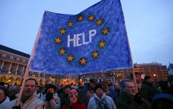 Die Demonstranten bitten Angela Merkel um Hilfe.e