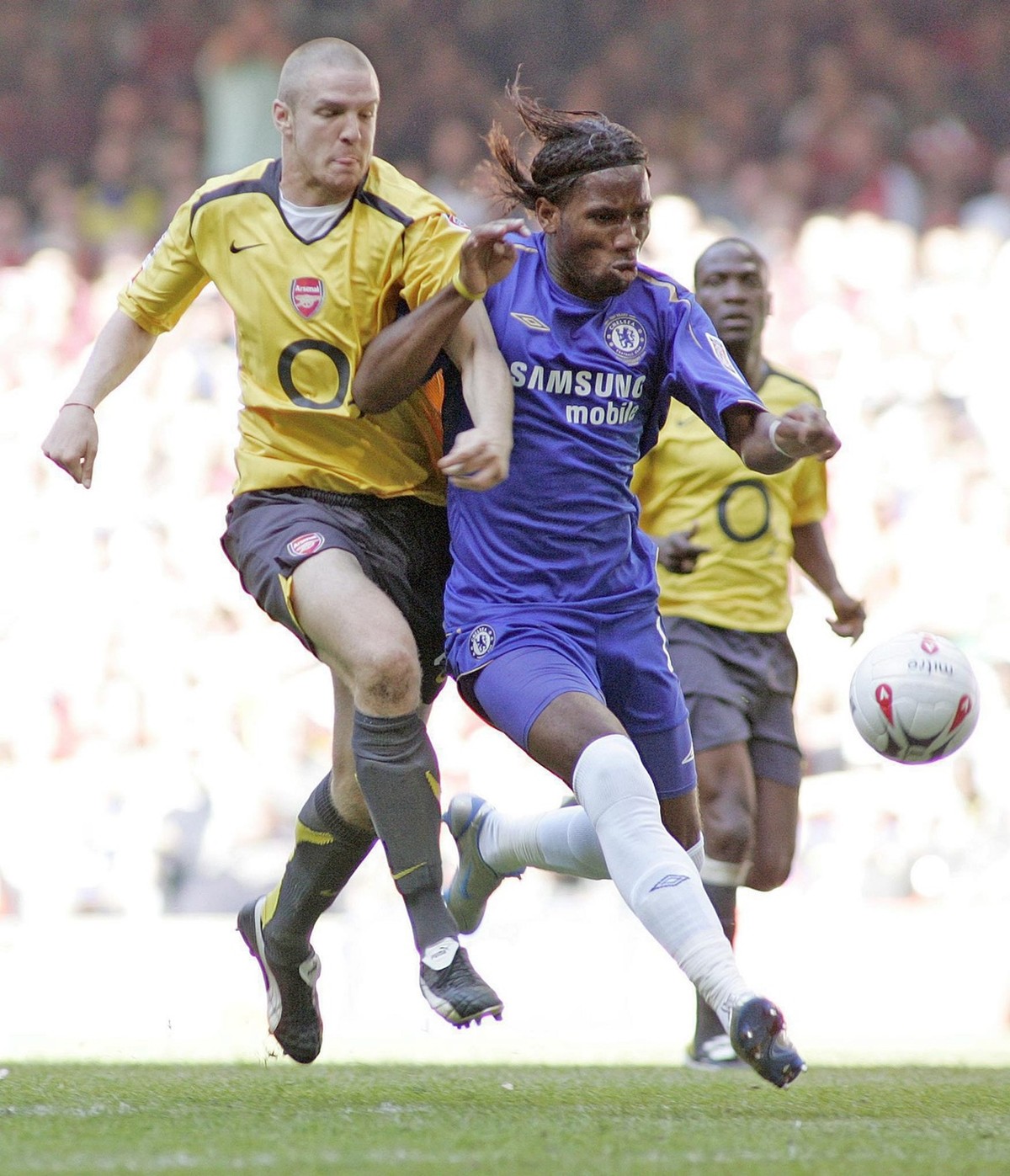 Chelsea's Didier Drogba bursts past Arsenal's Phillippe Senderos to score during the Community Shield match at the Millennium Stadium, Cardiff on Sunday, 07 August 2005. (KEYSTONE/EPA/SIMON  ...