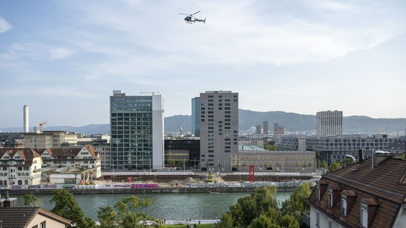 Ein Hubschrauber der Kantonspolizei Zuerich ueberfliegt die Limmat auf der Hoehe des Wipkinger Parks und sucht nach einem vermissten Kanufahrer, am Freitag, 23. Juli 2021, in Zuerich. Trotz Verbot, di ...