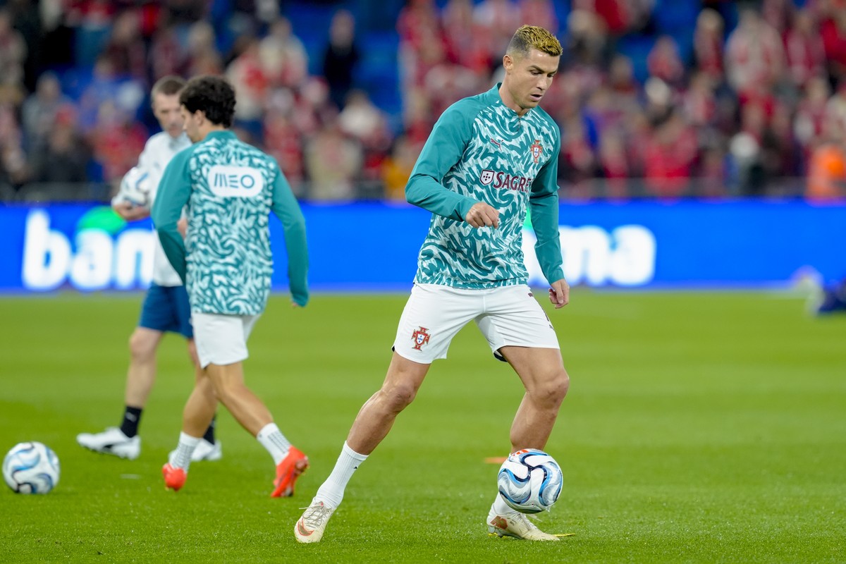 epa13266904 Portugal's Cristiano Ronaldo warms up prior to the UEFA Nations League match between Norway and Portugal in Oslo, Norway, 27 September 2026. EPA/LISE ASERUD NORWAY OUT NORWAY OUT