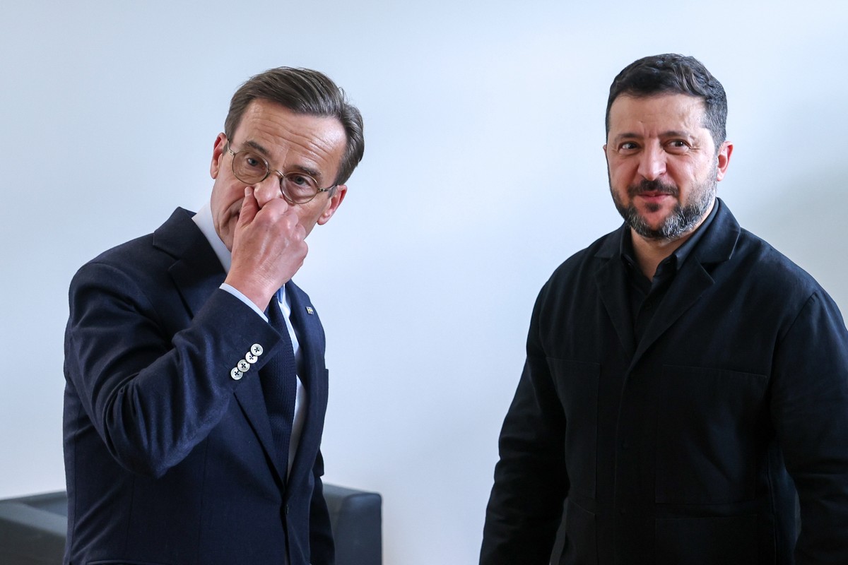 Sweden's Prime Minister Ulf Kristersson, left, meets with Ukraine's President Volodymyr Zelenskyy during a bilateral meeting on the sidelines of the EU summit in Brussels, Friday, Oct. 16, 2 ...