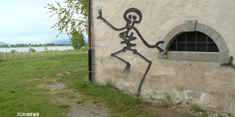 Die 82-jährige Graffiti-Legende Harald Nägeli hat wieder zugeschlagen. Der Künstler hat seine weltberühmten Strichmännchen an die heiligen Mauern der Pfarrerkirche auf der Insel Ufenau gesprayt. Was s ...