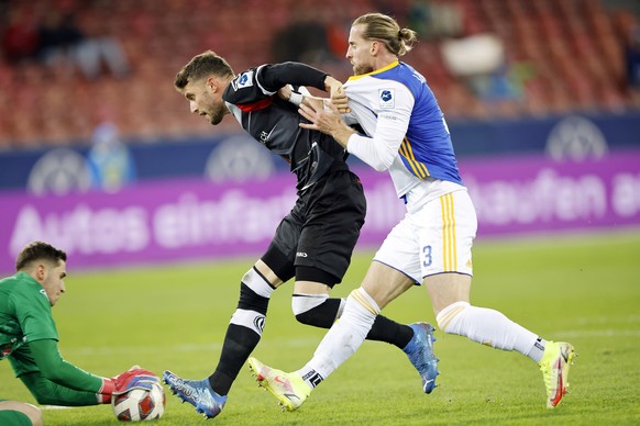 Grasshoppers Ermir Lenjani, rechts, gegen Luganos Torhueter Amir Saipi, links, und Fabio Daprela, Mitte, beim Fussballspiel der Super League zwischen dem Grasshopper Club Zuerich und dem FC Lugano im  ...