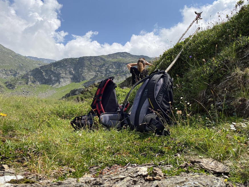 Wenn man beim Murmeltierbeobachten meint, die scheuen Nager mit der Hand berühren zu können, hat sich das zusätzliche Gewicht im Rucksack gelohnt.