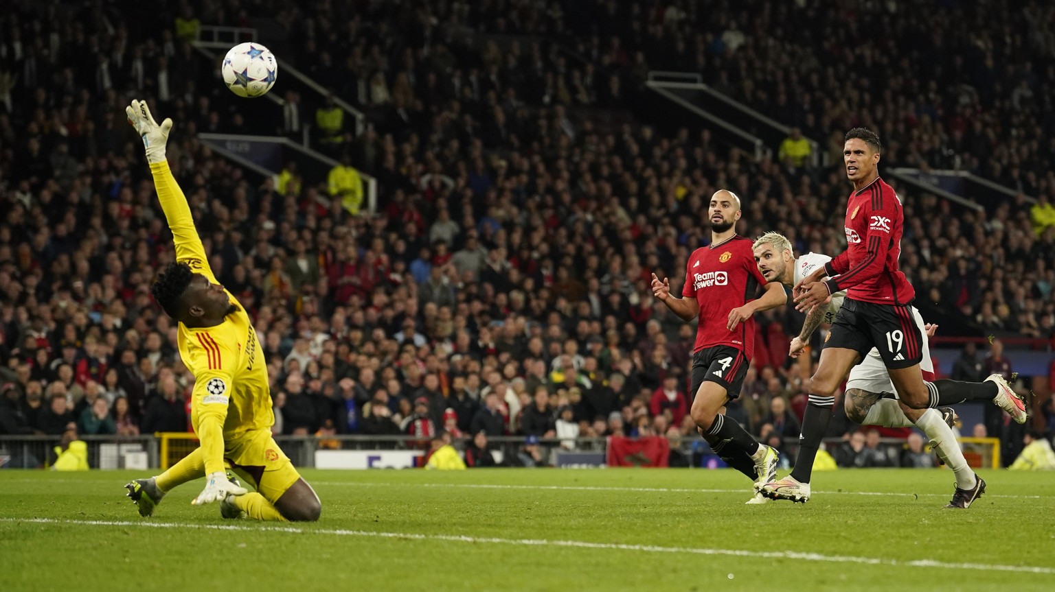 Galatasaray&#039;s Mauro Icardi, second from right, scores his side&#039;s third goal during the Champions League group A soccer match between Manchester United and Galatasaray at the Old Trafford sta ...
