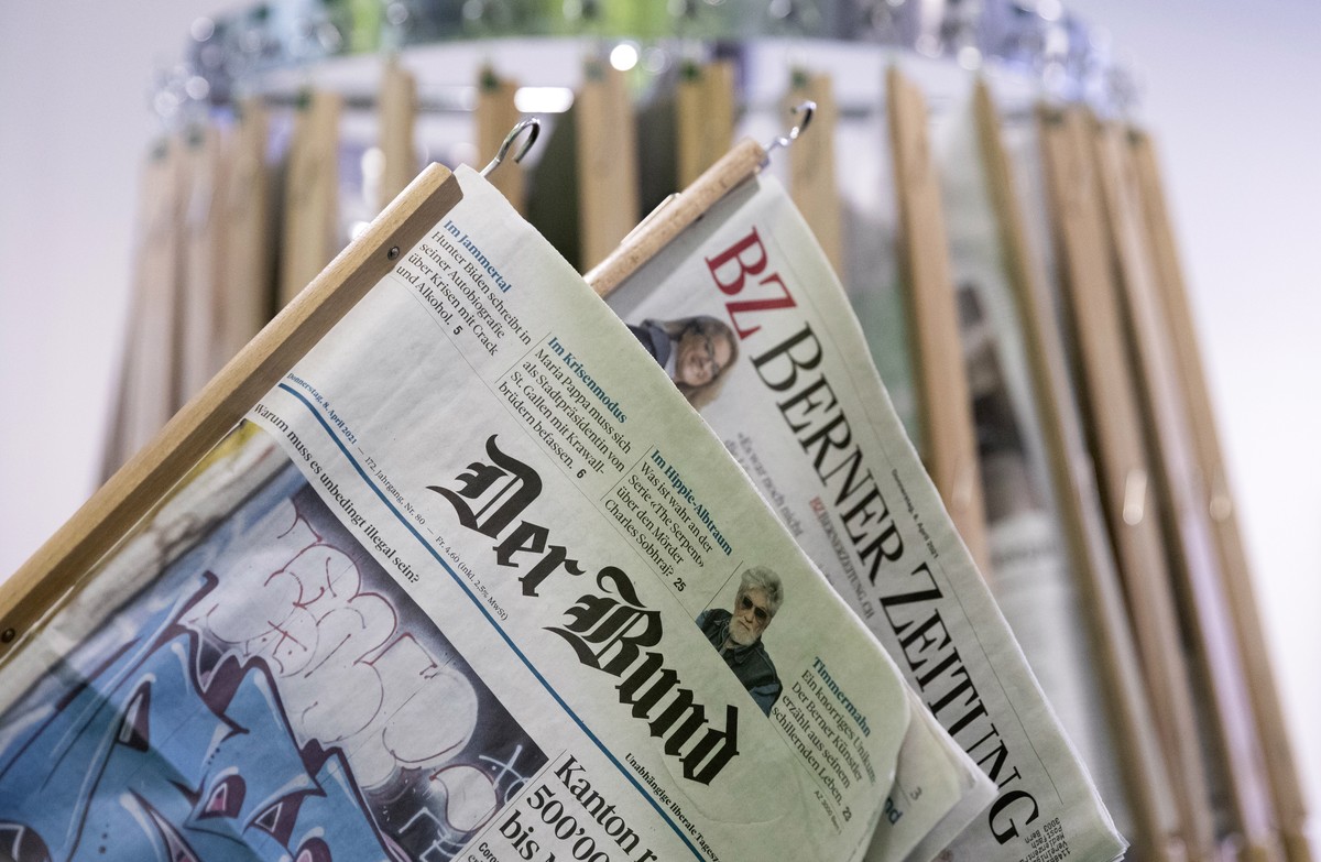 Die Ausgaben der Tageszeitungen "Der Bund" und "Berner Zeitung", am Donnerstag, 8. April 2021, in Bern. Die Zuercher Tamedia legt in Bern die Redaktionen von "Berner Zeitung&q ...