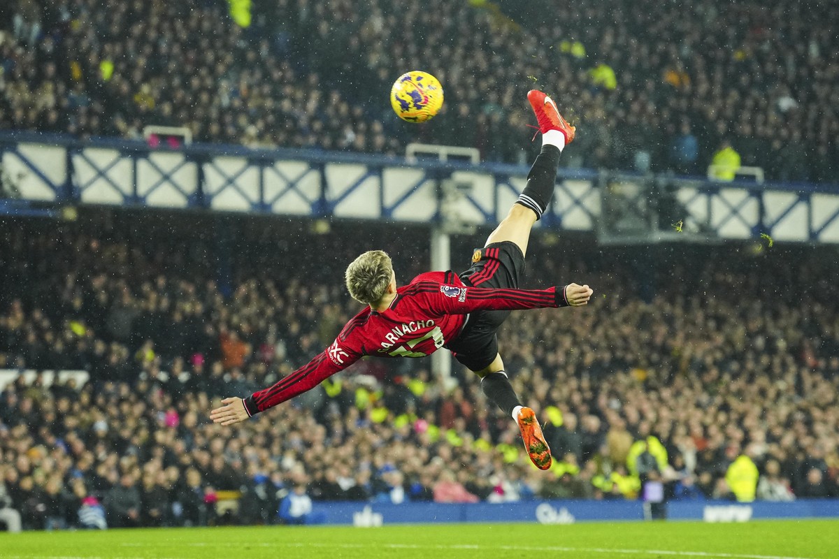 Manchester United's Alejandro Garnacho scores his side's first goal during the English Premier League soccer match between Everton and Manchester United, at Goodison Park Stadium, in Liverpo ...