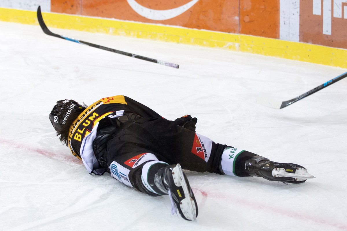 Berns Eric Blum liegt nach einem Check von Davos' Fabrice Herzog, nicht im Bild, auf dem Eis, im Eishockey Meisterschaftsspiel der National League zwischen dem SC Bern und HC Davos, am Sonntag, 1 ...