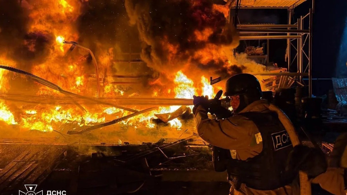 Des pompiers ukrainiens luttent contre les incendies à Kiev. A l'approche de l'hiver, la Russie intensifie ses frappes aériennes contre l'Ukraine.